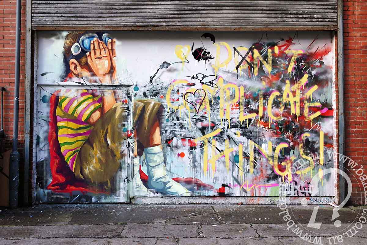 Graffiti-style artwork with the phrase 'DON'T COMPLICATE THINGS' on a wall.