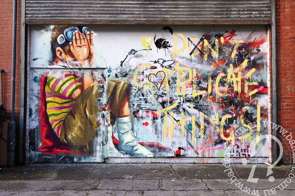 Graffiti-style artwork with the phrase 'DON'T COMPLICATE THINGS' on a wall.